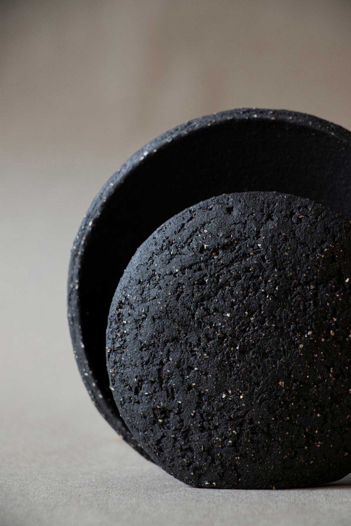 Luxury incense burner. Black incense burner. Design incense burner. Handmade ceramic incense burner. Moon. New moon art. Ritual objets. Incense burning. Incense burner by Claire Lune.