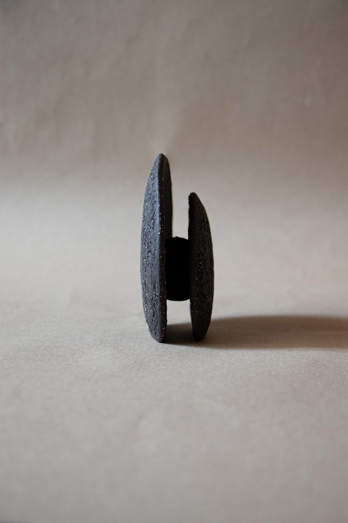 Luxury incense burner. Black incense burner. Design incense burner. Handmade ceramic incense burner. Moon. New moon art. Ritual objets. Incense burning. Incense burner by Claire Lune.