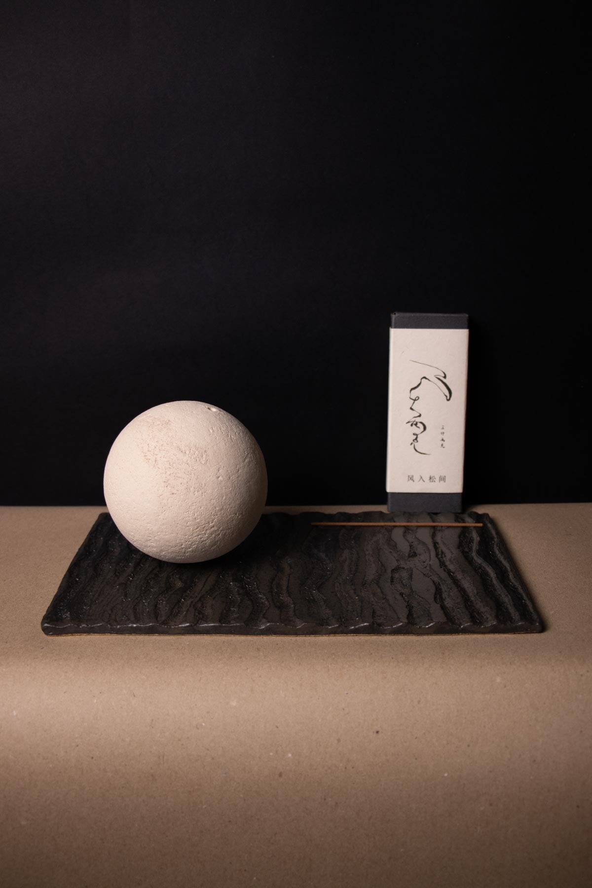 Sanshiliangke incense box with Claire Lune incense holder. Ceramic incense burner inspired by the full moon. ritual accessories.