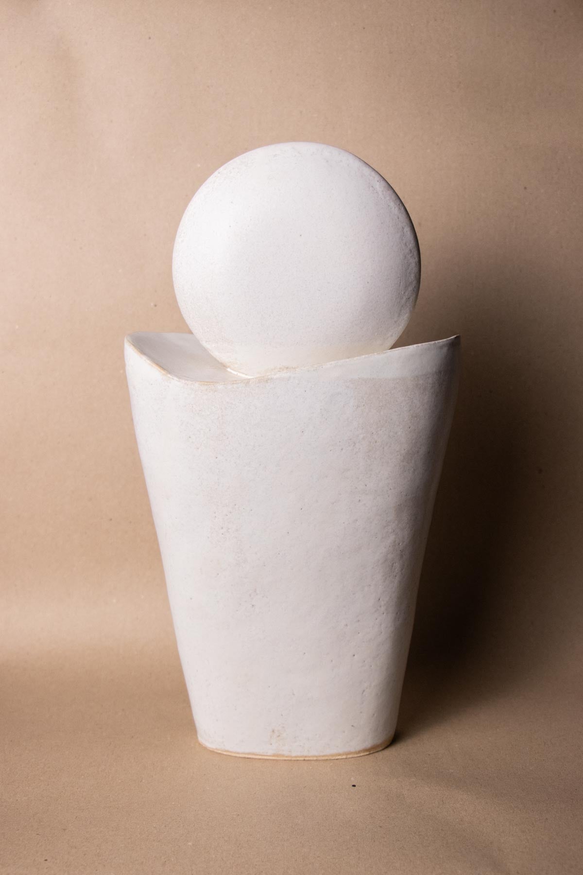 White contemporary ceramic sculpture. Handmade ceramic sculpture. Moon. Luna Piena I. Stoneware sculpture. Claire Lune sculpture by Chiara Della Santina. Handmade ceramics made in Italy.