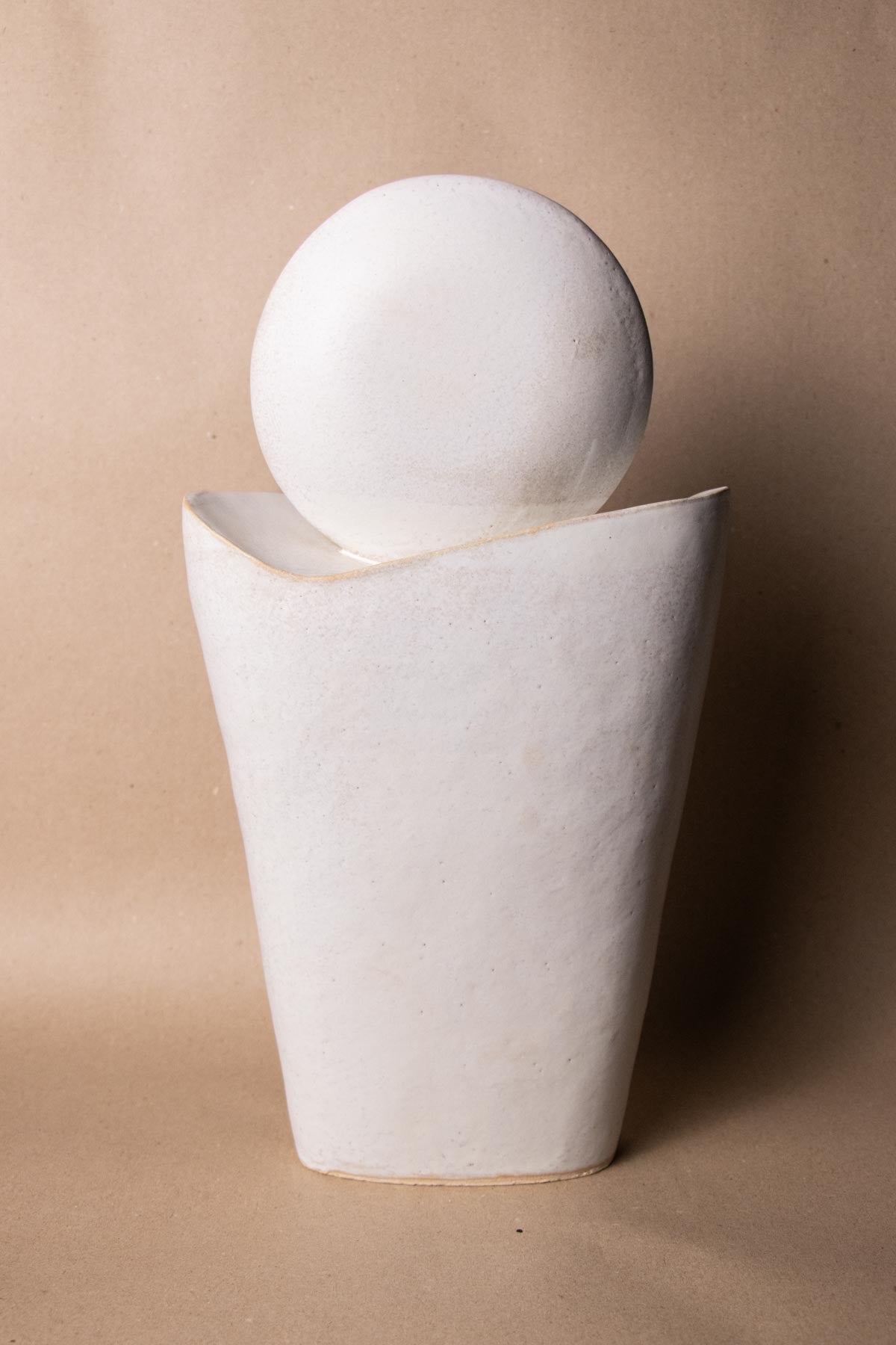 White contemporary ceramic sculpture. Handmade ceramic sculpture. Moon. Luna Piena I. Stoneware sculpture. Claire Lune sculpture by Chiara Della Santina. Handmade ceramics made in Italy.