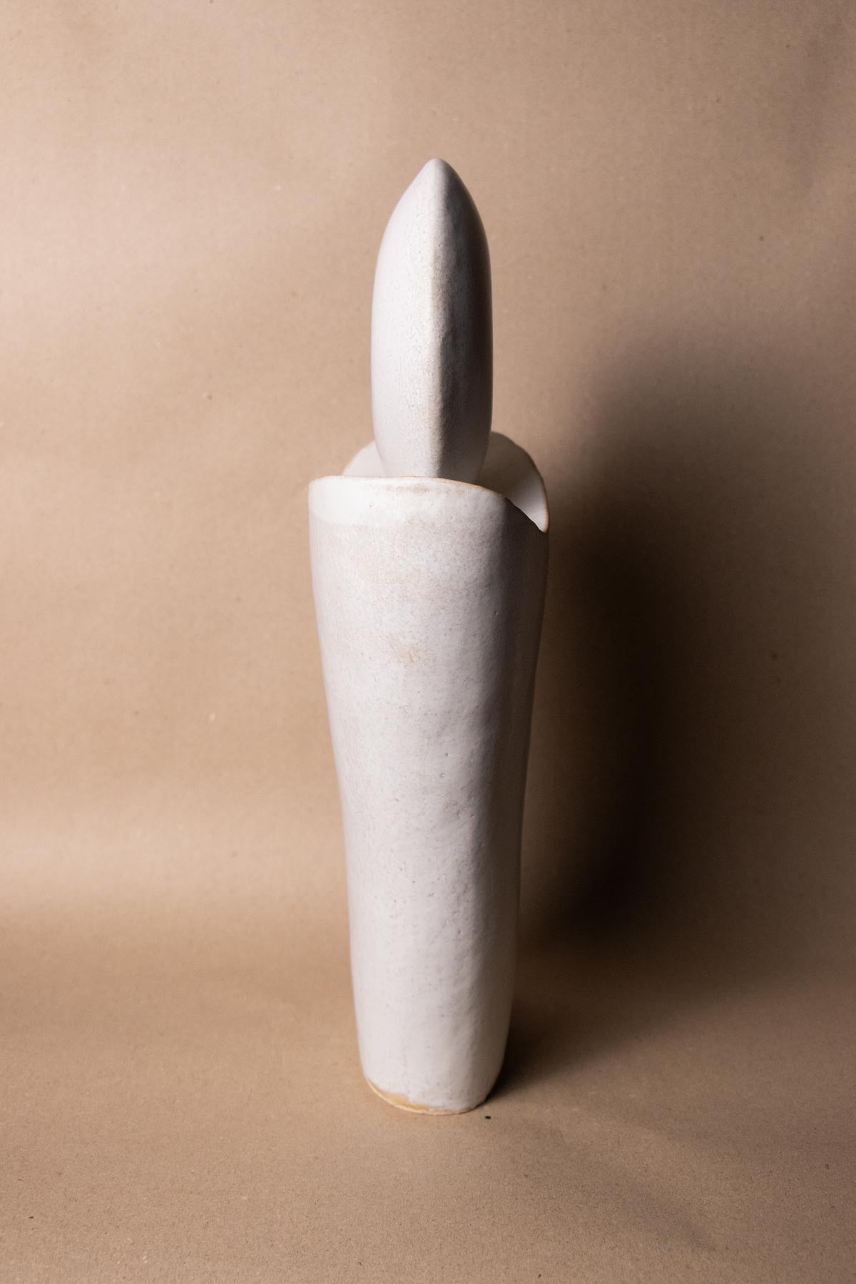 White contemporary ceramic sculpture. Handmade ceramic sculpture. Moon. Luna Piena I. Stoneware sculpture. Claire Lune sculpture by Chiara Della Santina. Handmade ceramics made in Italy.