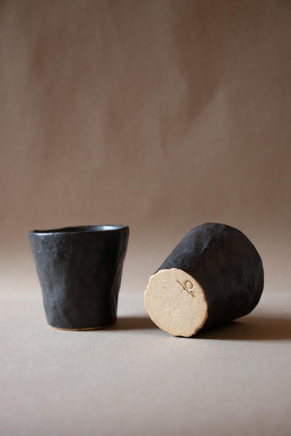 Handmade ceramic cups. Black espresso cup. Black ceramics. Black cup. Stoneware cups and mugs. Handmade ceramic cup by Chiara Della Santina. Ceramics made in Italy.