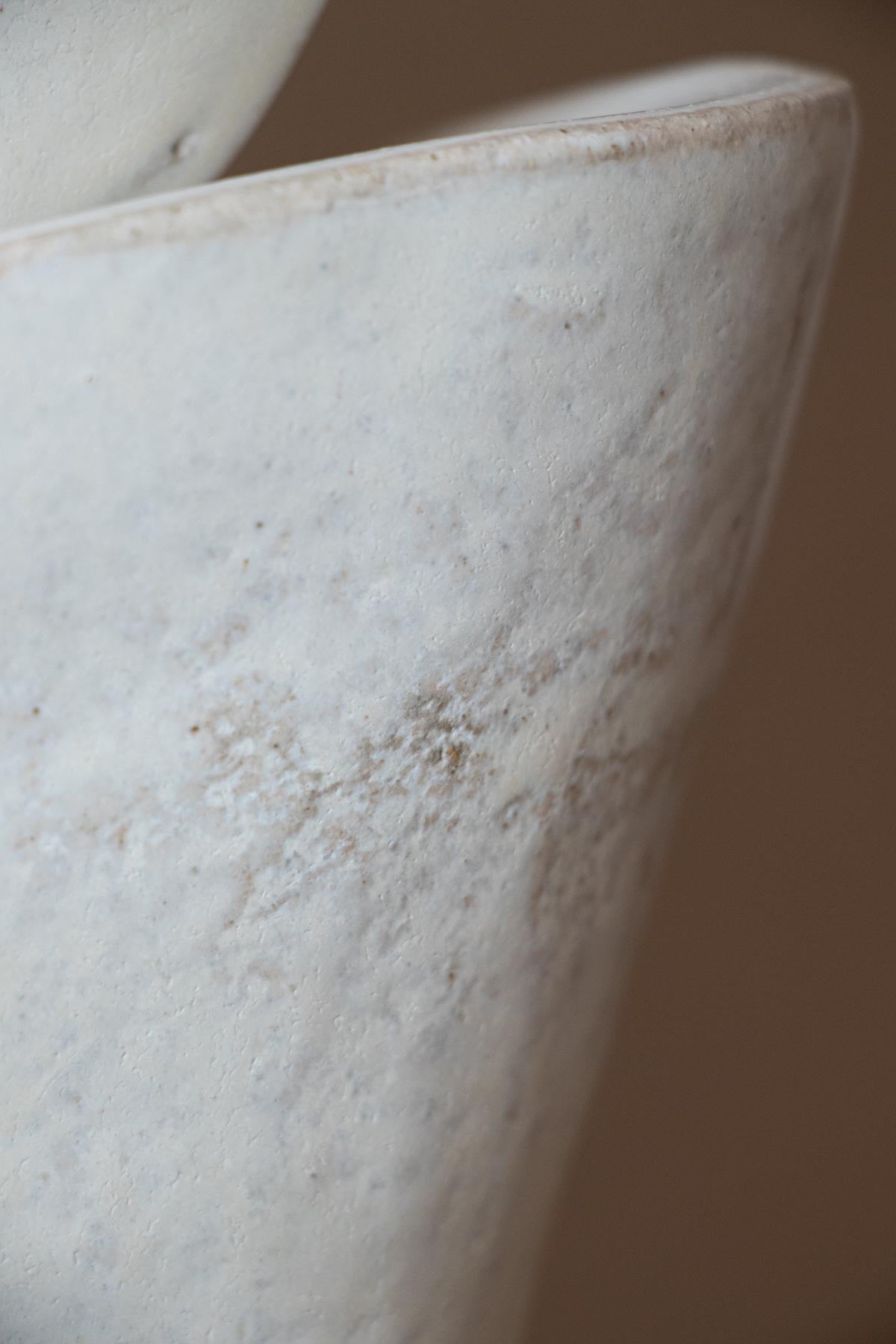 White contemporary ceramic sculpture. Handmade ceramic sculpture. Moon. Luna Nuova I. Claire Lune sculpture by Chiara Della Santina.