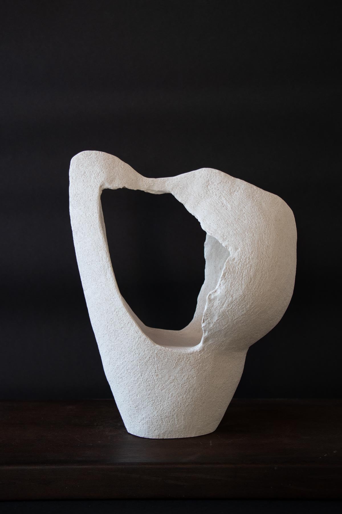 Stoneware sculpture. Contemporary ceramic sculpture. Fine art ceramic sculpture. Abstract sculpture. White sculpture by Chiara Della Santina Claire Lune. Handmade ceramics made in Italy.