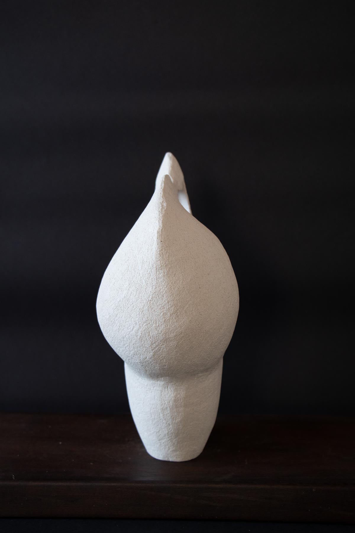 Stoneware sculpture. Contemporary ceramic sculpture. Fine art ceramic sculpture. Abstract sculpture. White sculpture by Chiara Della Santina Claire Lune. Handmade ceramics made in Italy.