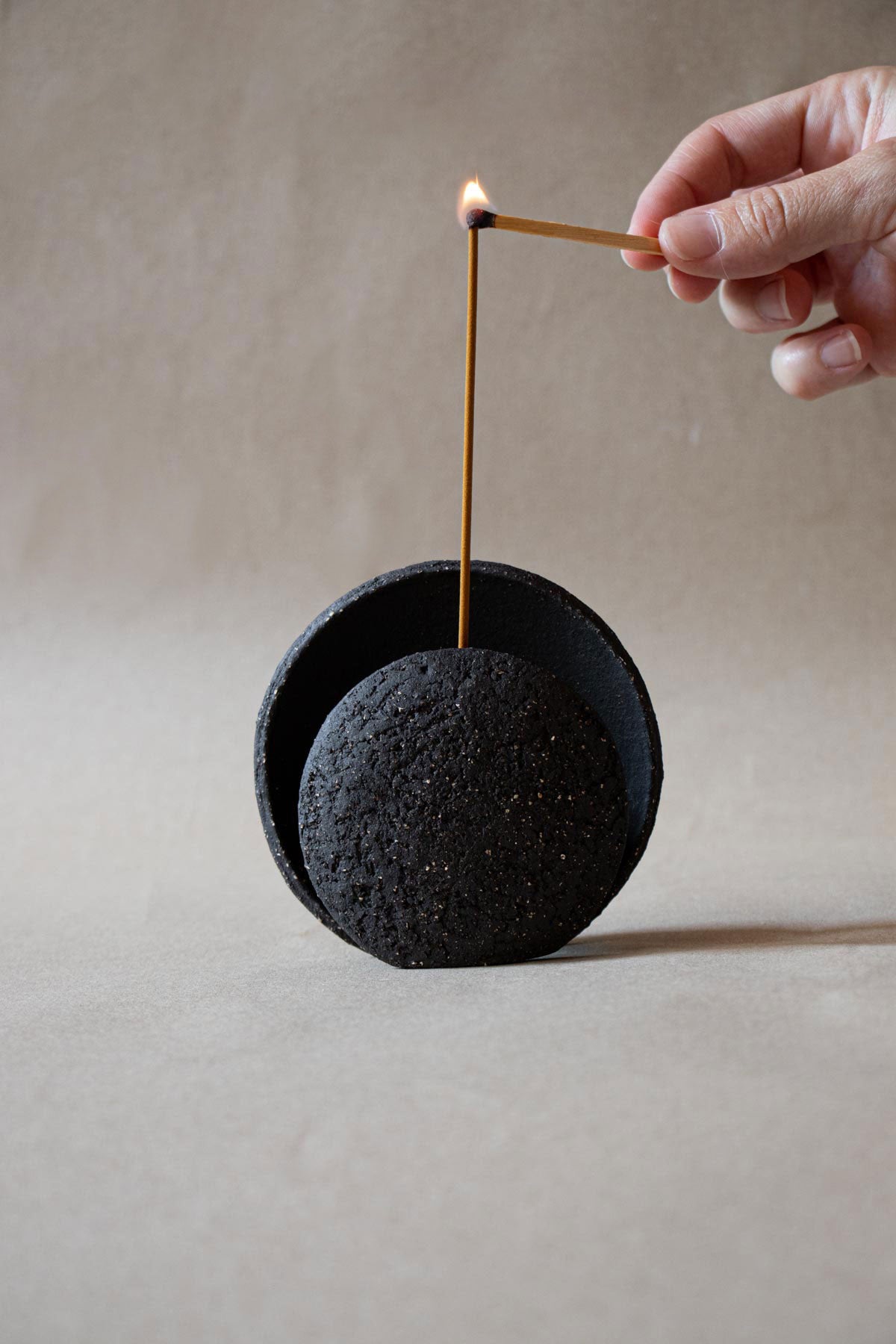 Luxury incense burner. Black incense burner. Design incense burner. Handmade ceramic incense burner. Moon. New moon art. Ritual objets. Incense burning. Incense burner by Claire Lune.