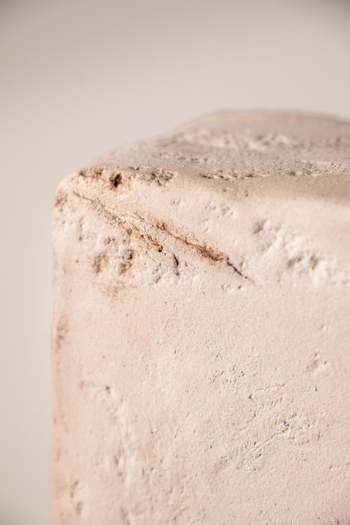 Close-up of surface texture. Ceramic sculpture. Stoneware ceramics. Handmade ceramic sculpture. Contemporary decor. Minimalist design. Slow design. Intuitive design. Italian handmade ceramics.