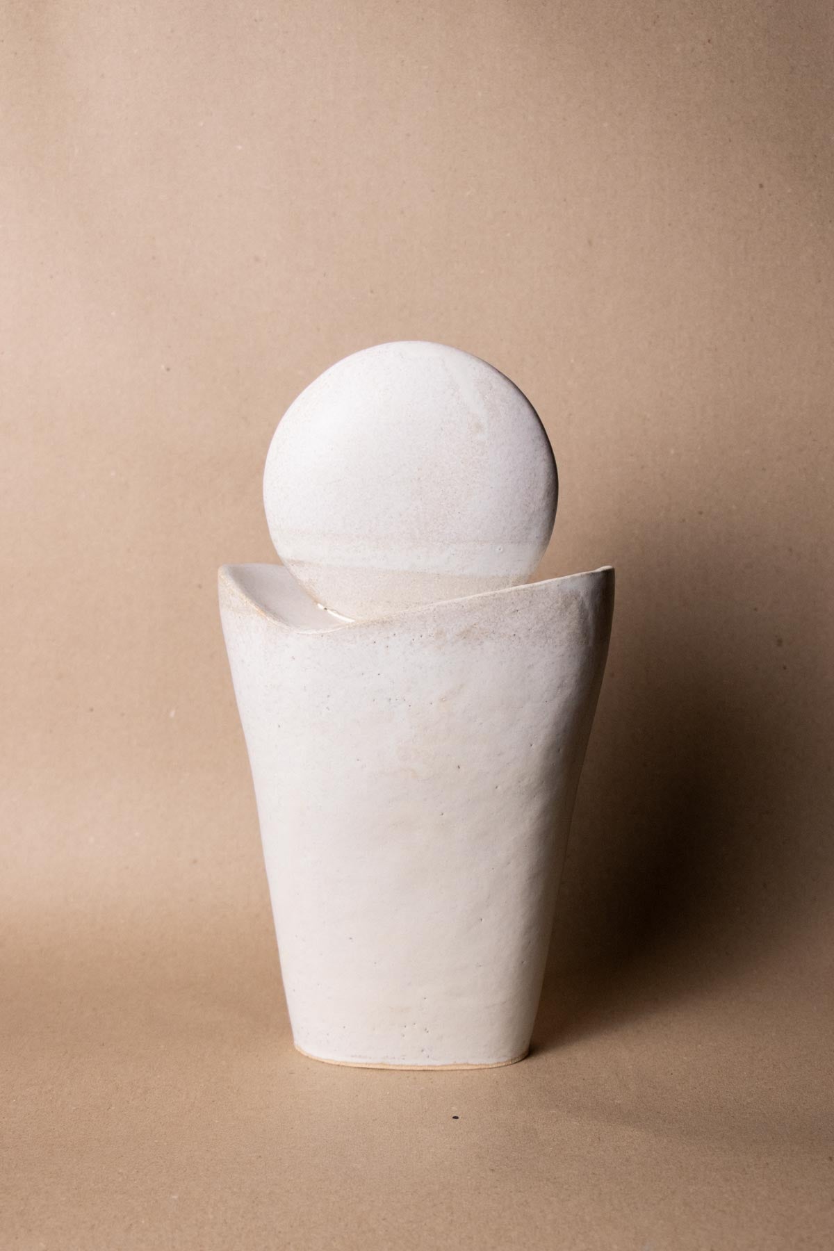 White ceramic sculpture inspired by the Full Moon. Contemporary ceramic sculpture. Full Moon. Handmade ceramics made in Italy. Claire Lune.