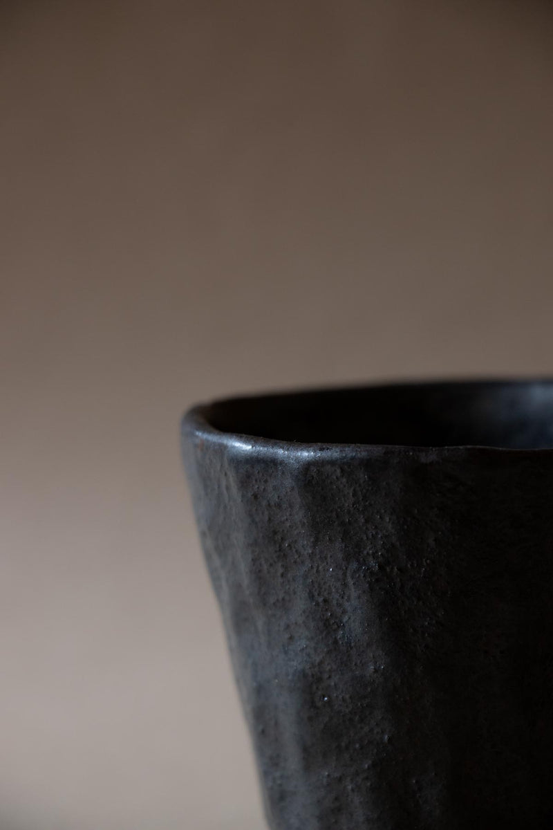 Handmade ceramic cups. Black espresso cup. Black ceramics. Black cup. Stoneware cups and mugs. Handmade ceramic cup by Chiara Della Santina. Ceramics made in Italy.