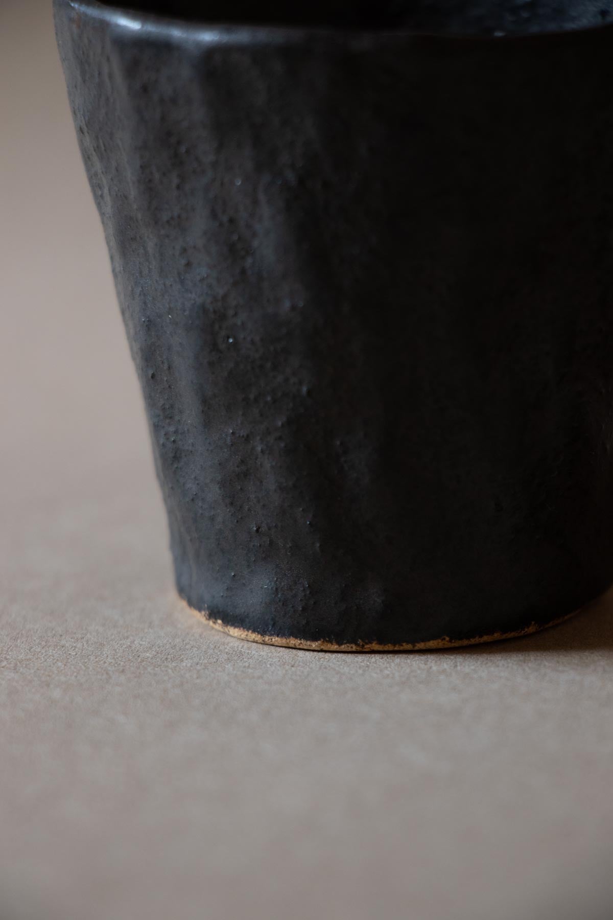 Handmade ceramic cups. Black espresso cup. Black ceramics. Black cup. Stoneware cups and mugs. Handmade ceramic cup by Chiara Della Santina. Ceramics made in Italy.