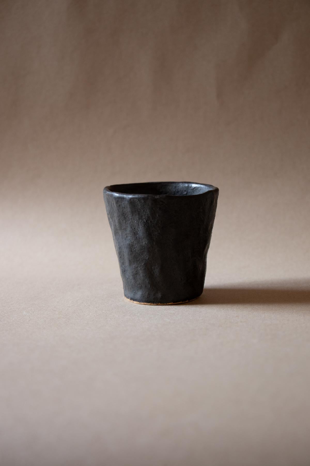 Handmade ceramic cups. Black espresso cup. Black ceramics. Black cup. Stoneware cups and mugs. Handmade ceramic cup by Chiara Della Santina. Ceramics made in Italy.