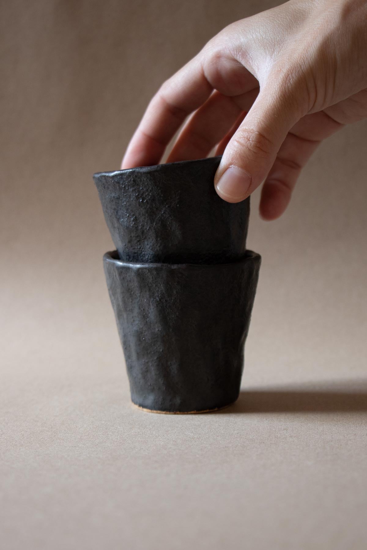 Handmade ceramic cups. Black espresso cup. Black ceramics. Black cup. Stoneware cups and mugs. Handmade ceramic cup by Chiara Della Santina. Ceramics made in Italy.