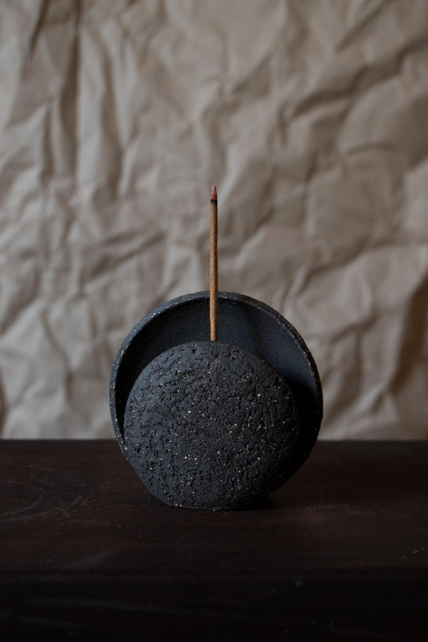 Luxury incense burner. Black incense burner. Design incense burner. Handmade ceramic incense burner. Moon. New moon art. Ritual objets. Incense burning. Incense burner by Claire Lune.