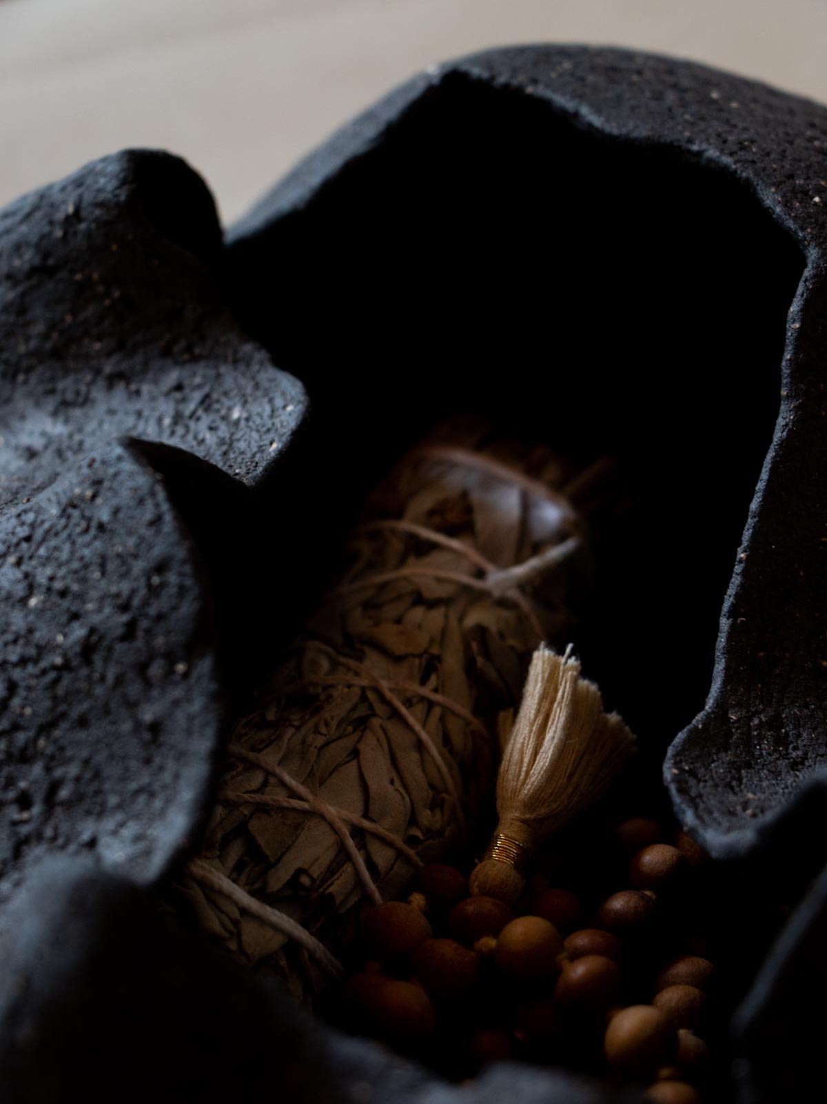 "Ištar II" - Black Stoneware Sculpture