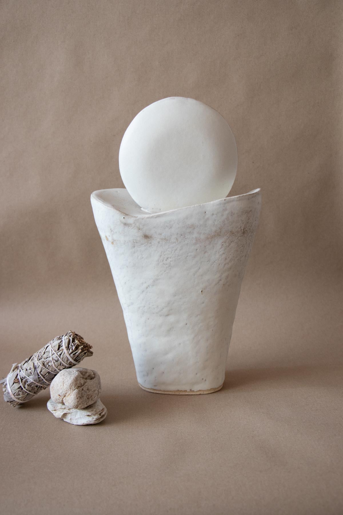 White contemporary ceramic sculpture. Handmade ceramic sculpture. Moon. Luna Nuova I. Claire Lune sculpture by Chiara Della Santina.