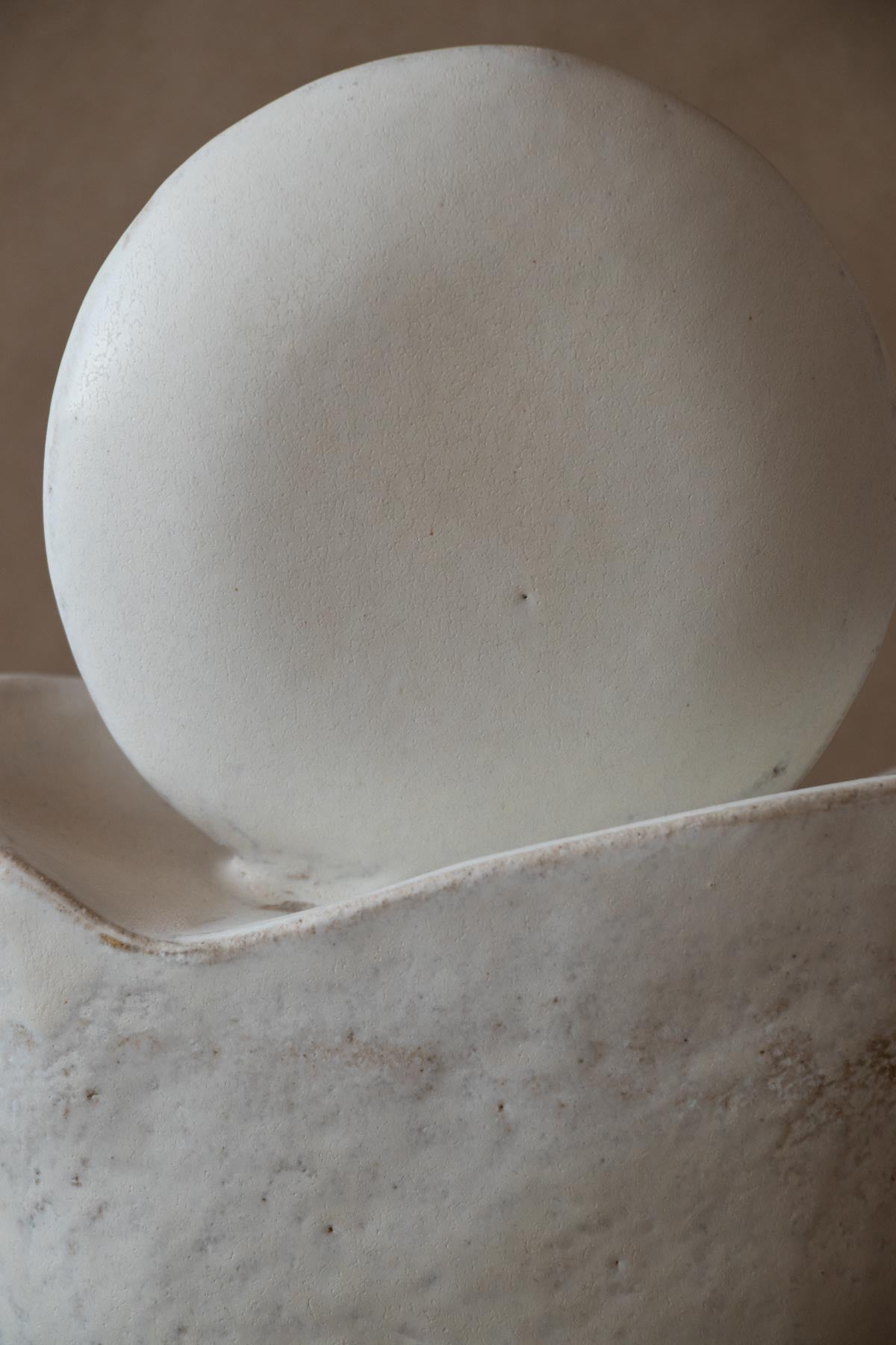 White contemporary ceramic sculpture. Handmade ceramic sculpture. Moon. Luna Nuova I. Claire Lune sculpture by Chiara Della Santina.