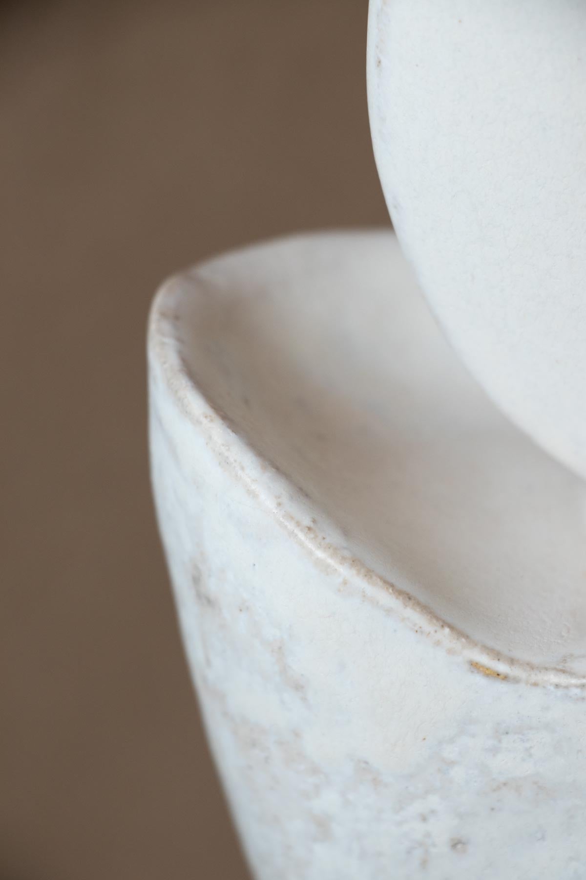 White contemporary ceramic sculpture. Handmade ceramic sculpture. Moon. Luna Nuova I. Claire Lune sculpture by Chiara Della Santina.