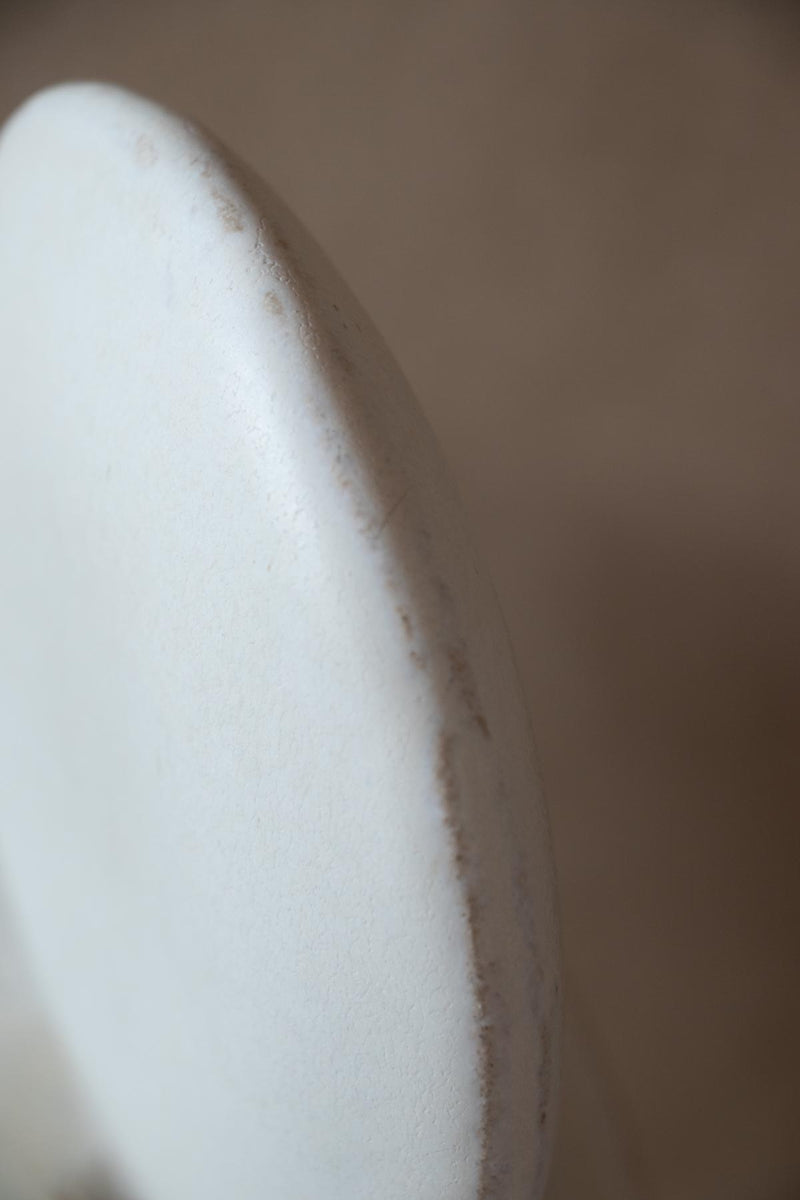 White contemporary ceramic sculpture. Handmade ceramic sculpture. Moon. Luna Nuova I. Claire Lune sculpture by Chiara Della Santina.
