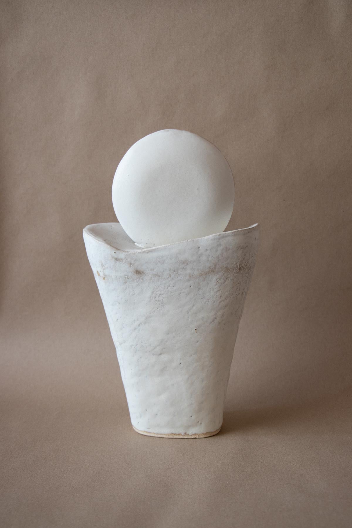 White contemporary ceramic sculpture. Handmade ceramic sculpture. Moon. Luna Nuova I. Claire Lune sculpture by Chiara Della Santina.