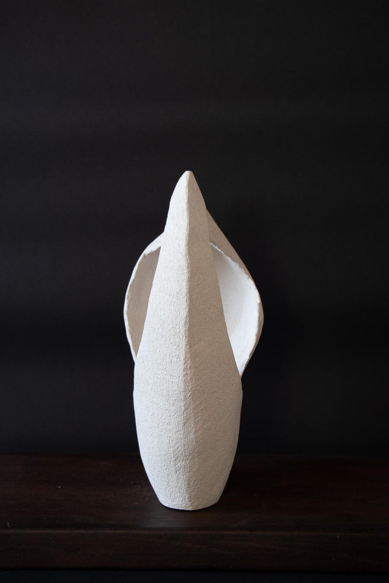 Stoneware sculpture. Contemporary ceramic sculpture. Fine art ceramic sculpture. Abstract sculpture. White sculpture by Chiara Della Santina Claire Lune. Handmade ceramics made in Italy.