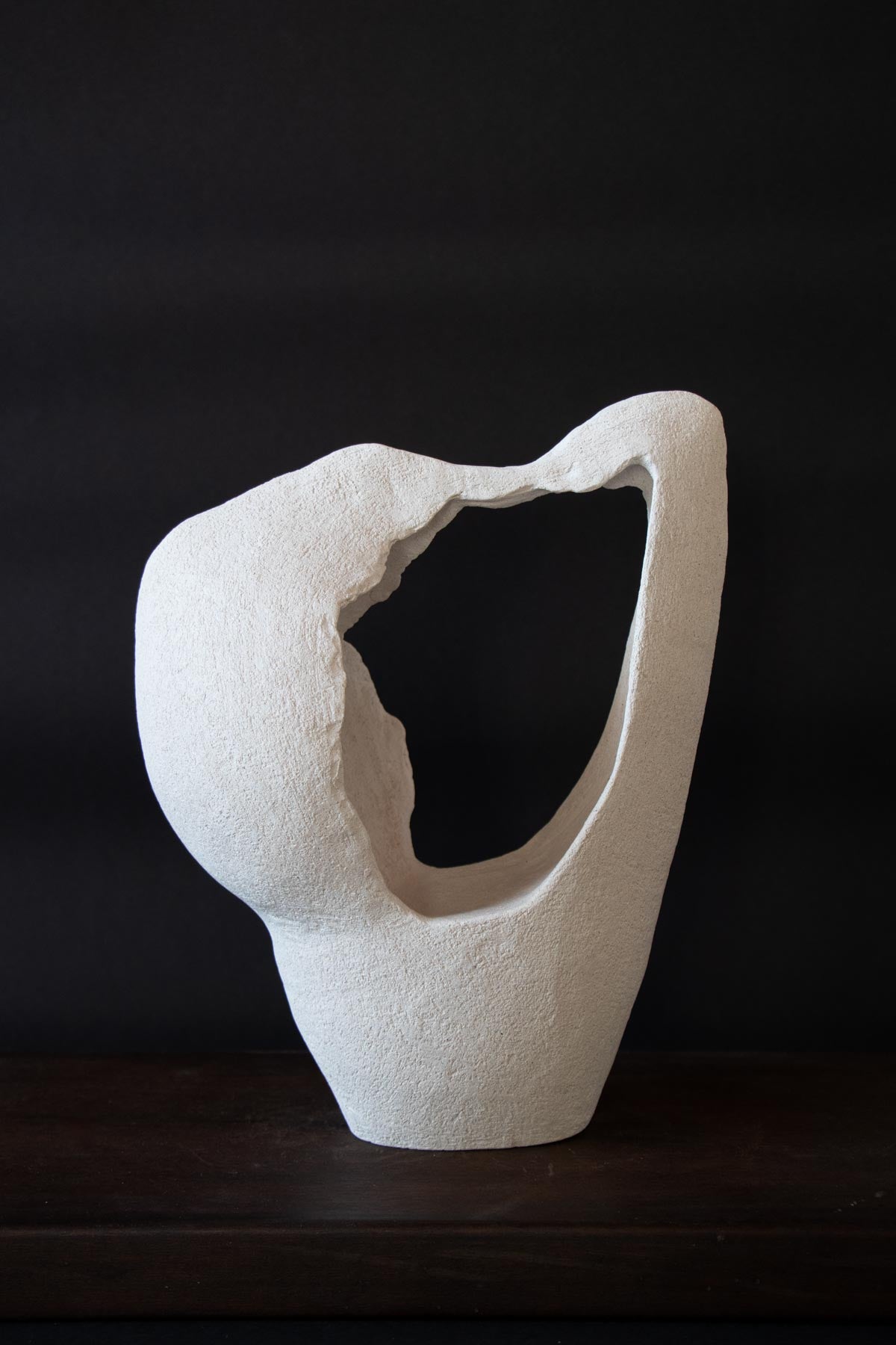 Stoneware sculpture. Contemporary ceramic sculpture. Fine art ceramic sculpture. Abstract sculpture. White sculpture by Chiara Della Santina Claire Lune. Handmade ceramics made in Italy.