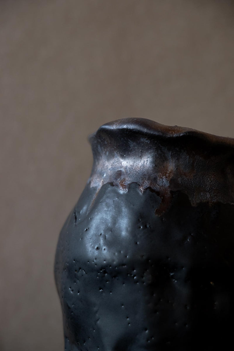 detail of rim of Decorative vase. Black vase. Ceramic vase. Contemporary ceramic vase. Handmade ceramics by Claire Lune. Claire Lune vase. 