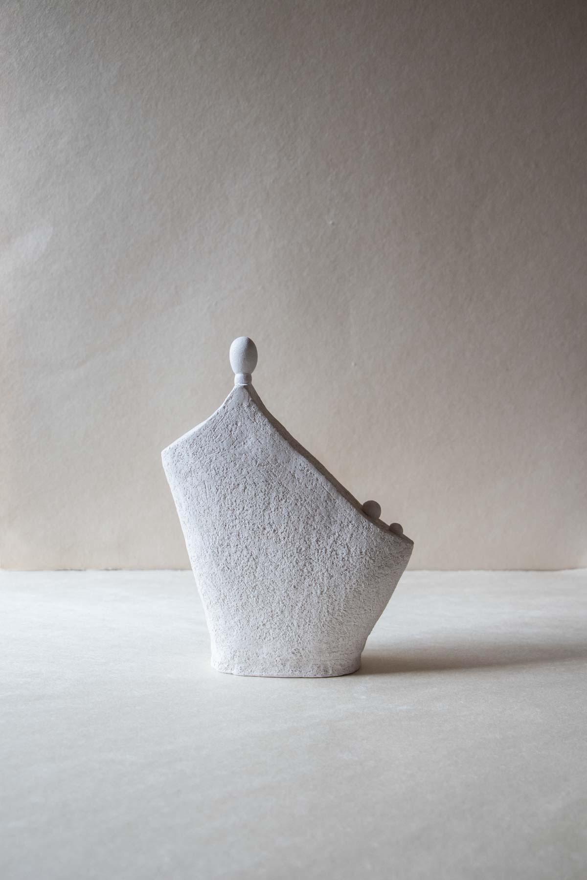Contemporary ceramic sculpture. Shelf decor. Stoneware sculpture. Fine art ceramics made in Italy. By Claire Lune, Chiara Della Santina.